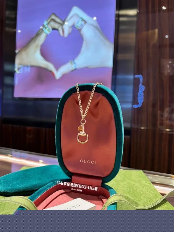 G*u*i necklaces